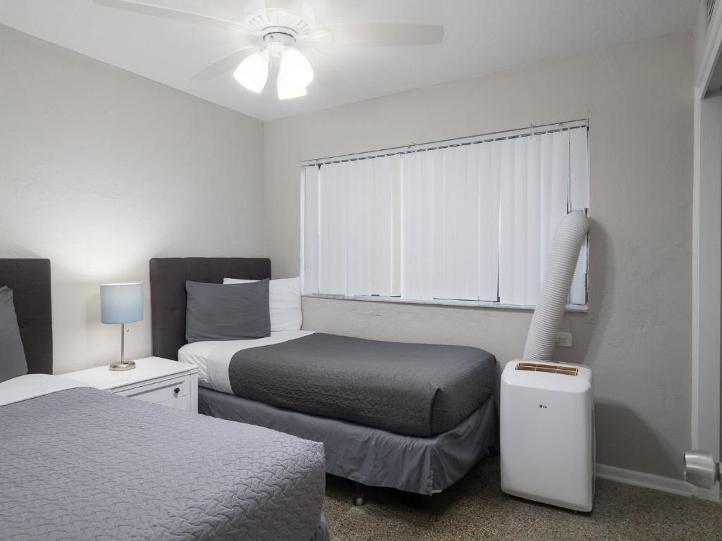 Ein Bett oder Betten in einem Zimmer der Unterkunft South Beach Inn - Cocoa Beach