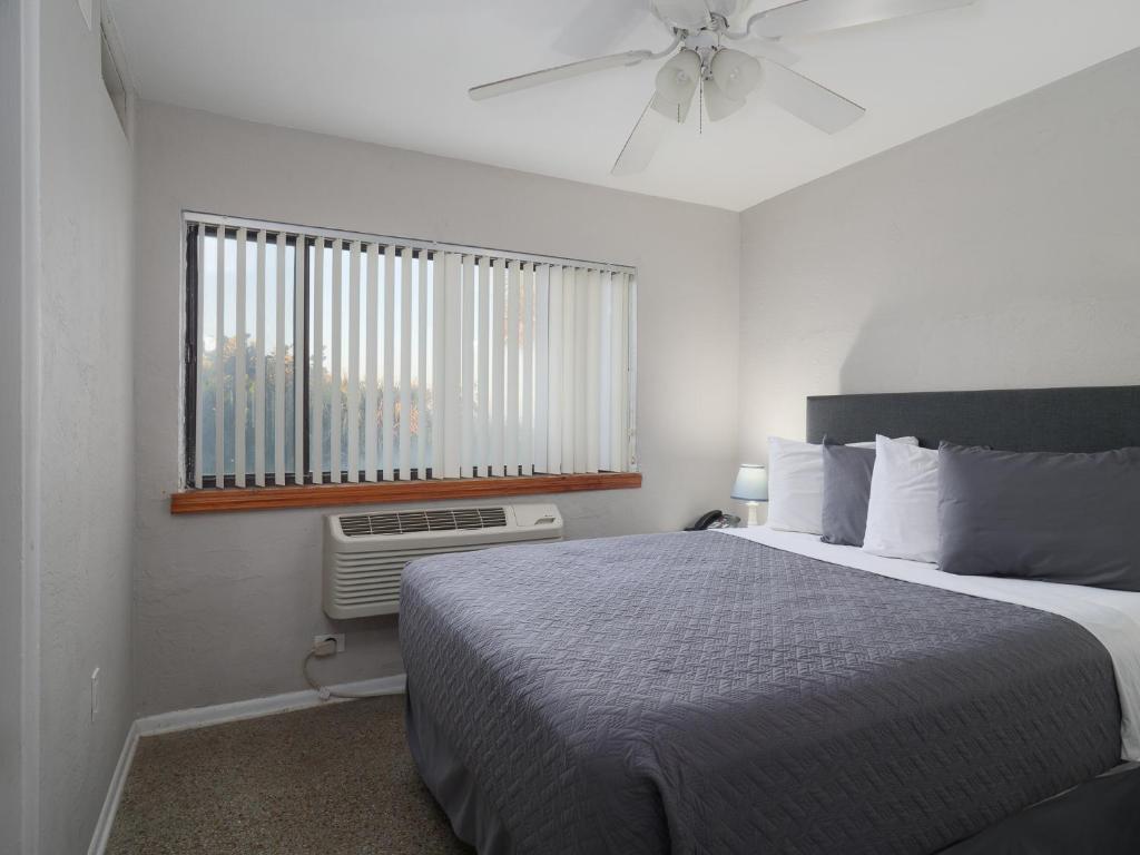 Ein Bett oder Betten in einem Zimmer der Unterkunft South Beach Inn - Cocoa Beach