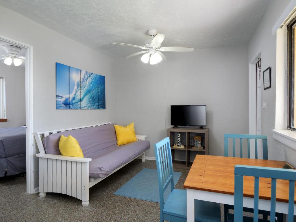 TV a/nebo společenská místnost v ubytování South Beach Inn - Cocoa Beach