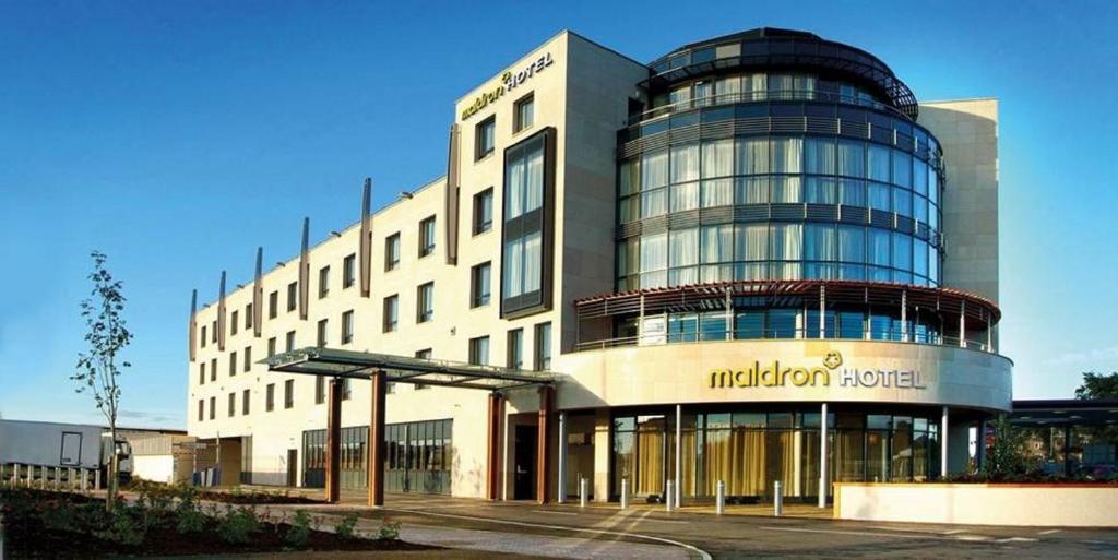 un grand bâtiment avec un panneau à l'avant dans l'établissement Maldron Hotel Sandy Road Galway, à Galway