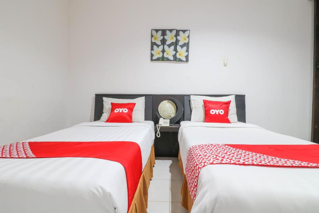 Postel nebo postele na pokoji v ubytování Capital O 1666 Grand Pudjawan Hotel Near Kuta Beach