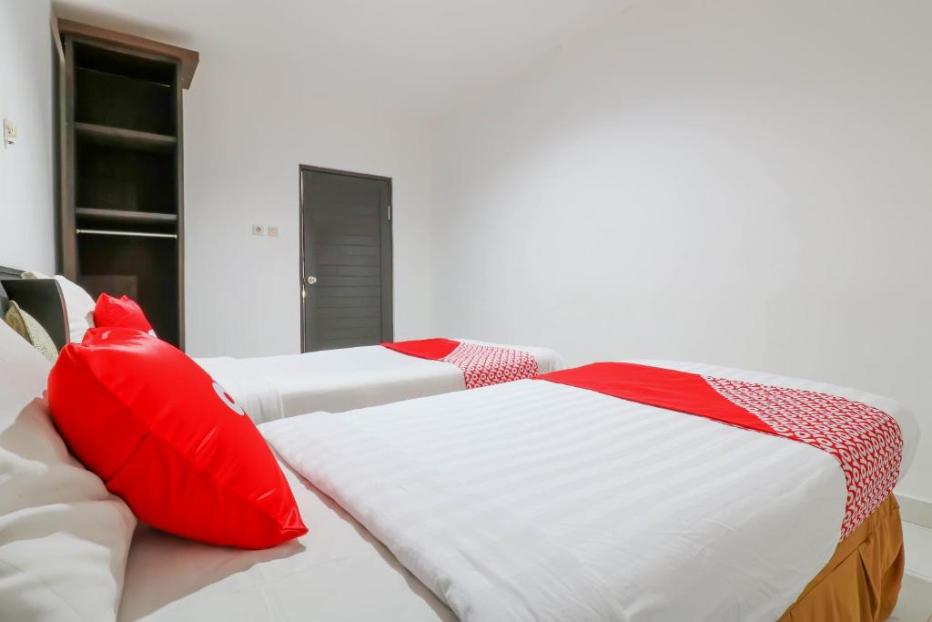 Postel nebo postele na pokoji v ubytování Capital O 1666 Grand Pudjawan Hotel Near Kuta Beach