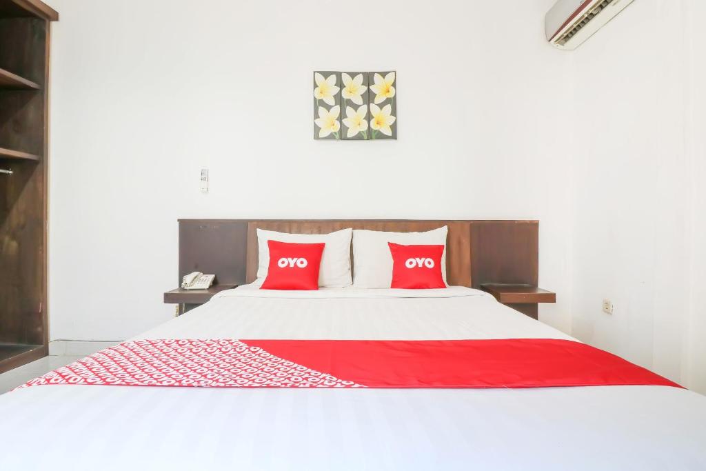 Postel nebo postele na pokoji v ubytování Capital O 1666 Grand Pudjawan Hotel Near Kuta Beach