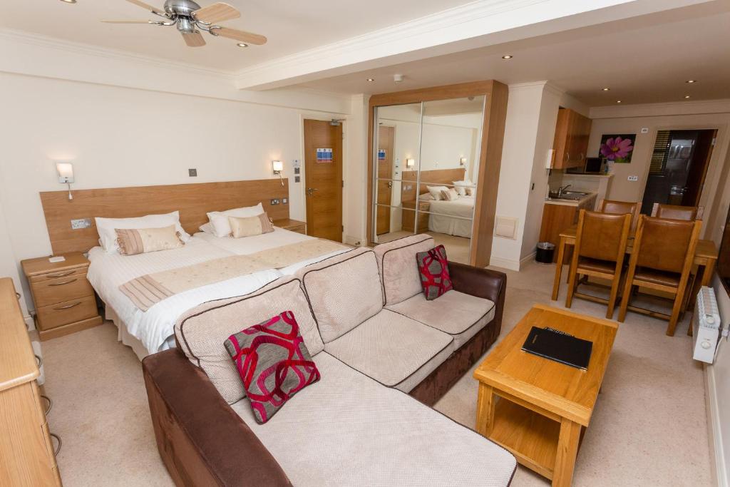 Postel nebo postele na pokoji v ubytování Porthole Suites