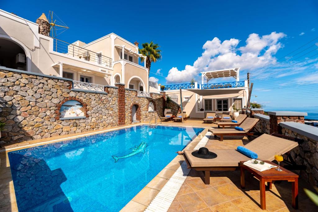 Bassein majutusasutuses Hotel Thira või selle lähedal