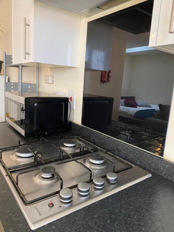 Kuchyň nebo kuchyňský kout v ubytování Lt Properties Luton town centre studio Tv Netflix Ground Floor 2