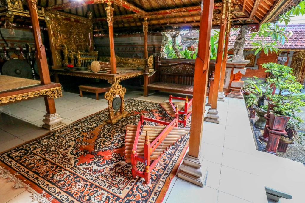 Posezení v ubytování Capital O 1666 Grand Pudjawan Hotel Near Kuta Beach