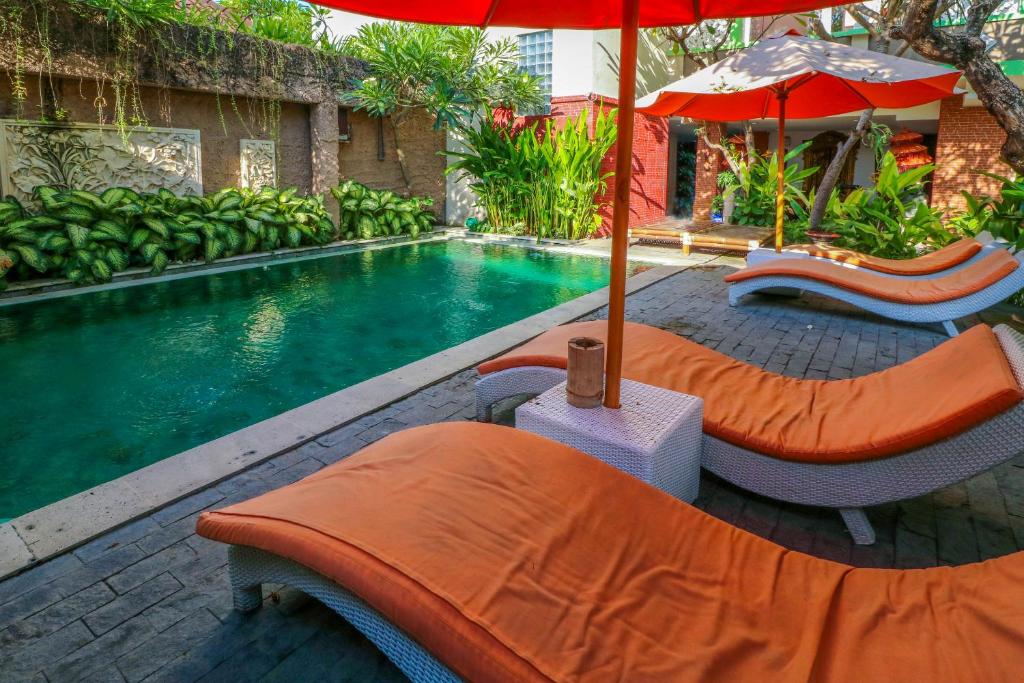 Bazén v ubytování Capital O 1666 Grand Pudjawan Hotel Near Kuta Beach nebo v jeho okolí