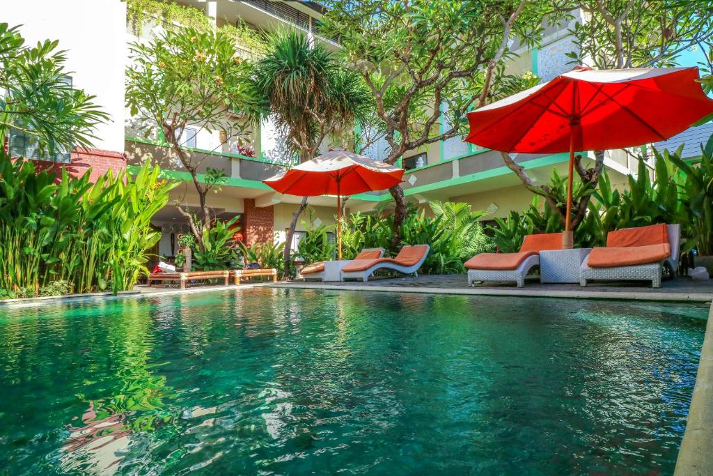 Bazén v ubytování Capital O 1666 Grand Pudjawan Hotel Near Kuta Beach nebo v jeho okolí