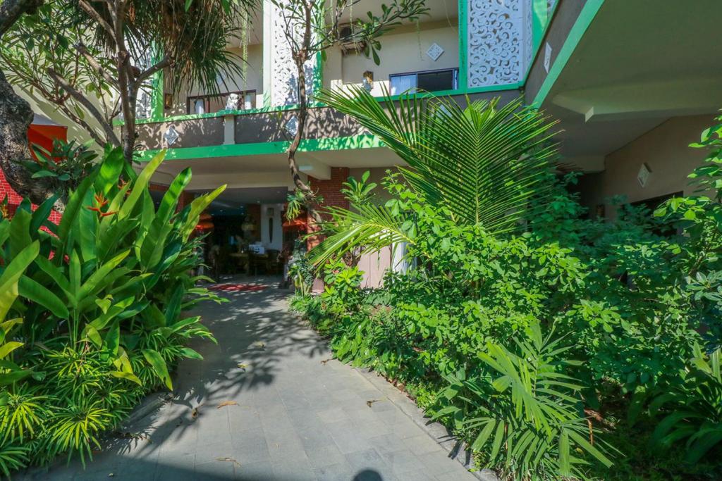 Zahrada ubytování Capital O 1666 Grand Pudjawan Hotel Near Kuta Beach