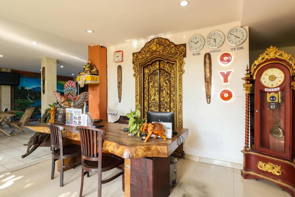 Posezení v ubytování Capital O 1666 Grand Pudjawan Hotel Near Kuta Beach