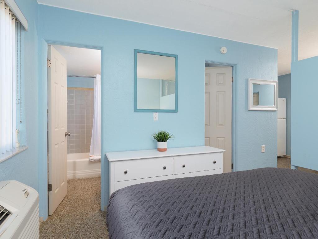 Ein Bett oder Betten in einem Zimmer der Unterkunft South Beach Inn - Cocoa Beach