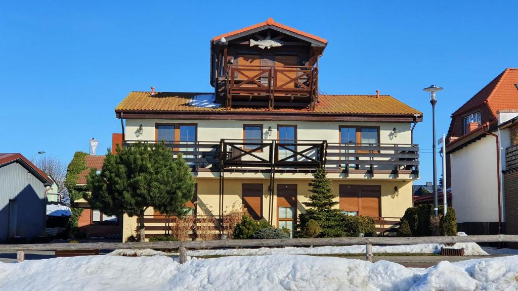 ein großes Gebäude mit einer Uhr darüber in der Unterkunft Pensjonat Kotwica in Kuźnica