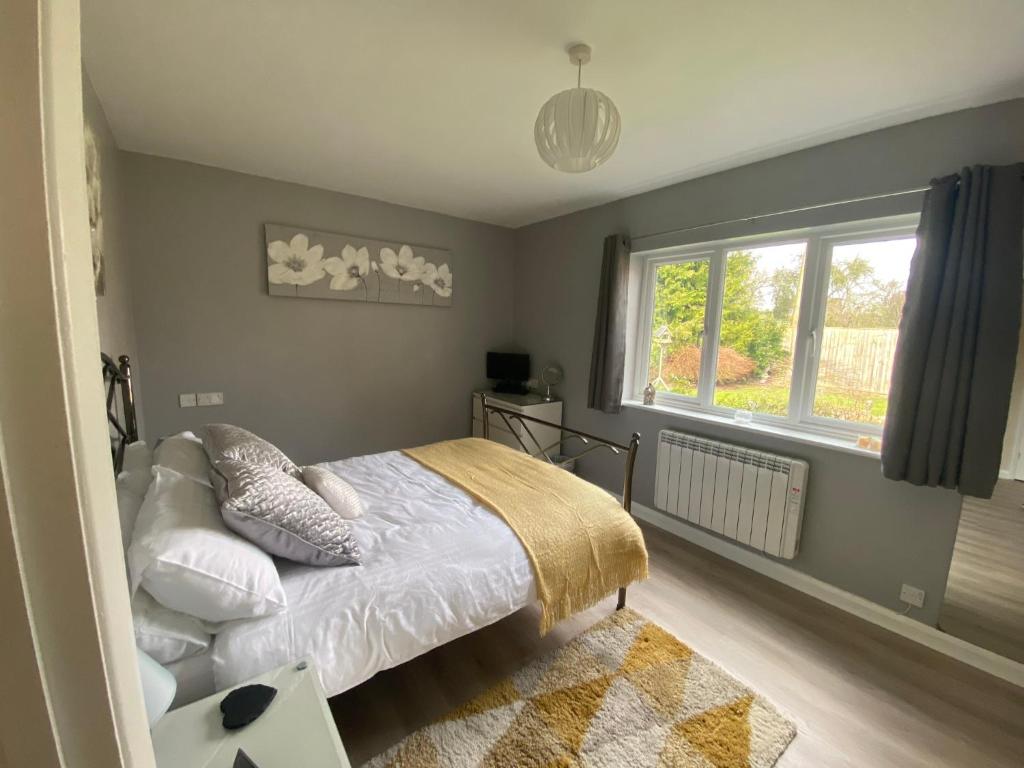 a bedroom with a bed and a window at Entire guest house, in Pewsey Vale, Wiltshire in Manningford Abbots