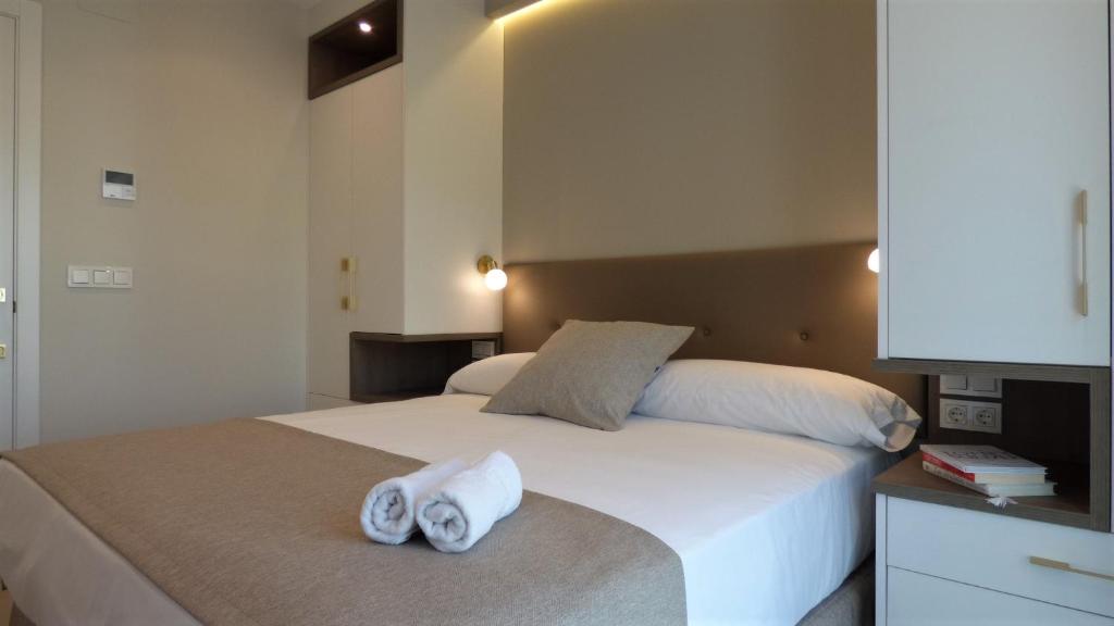 A bed or beds in a room at Apartamentos Maren
