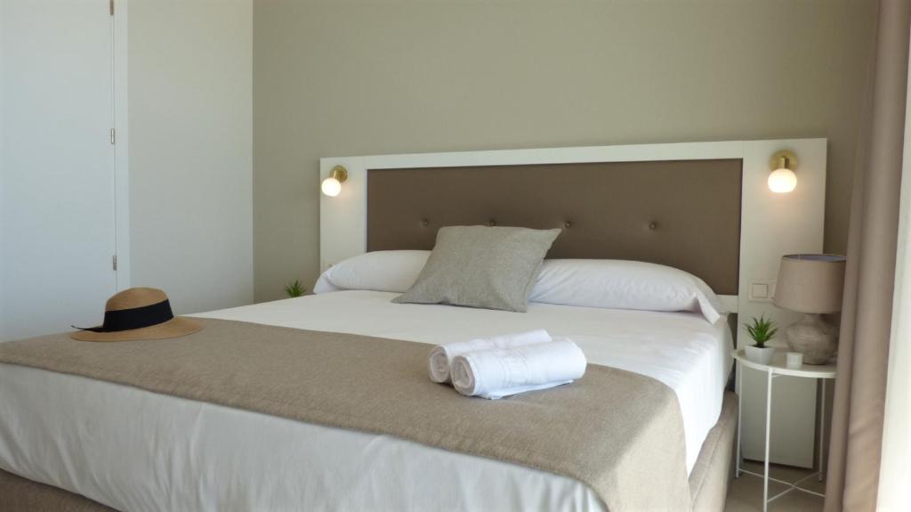 A bed or beds in a room at Apartamentos Maren