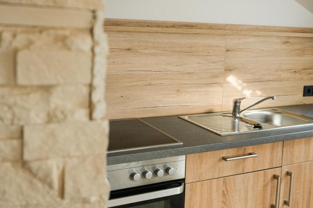 Kuchyň nebo kuchyňský kout v ubytování Hotel verWeiler