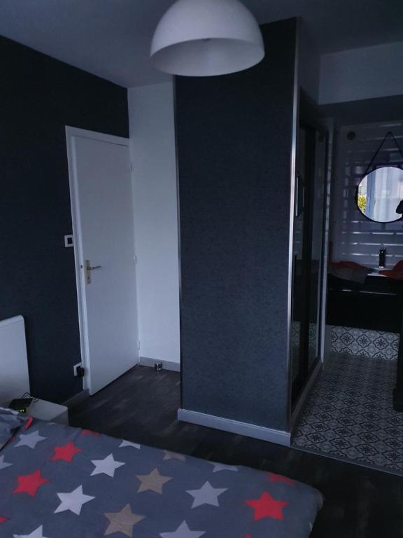 een slaapkamer met een bed met sterren aan de muur bij Chambre d hote avec sa SDB privative in Guipavas