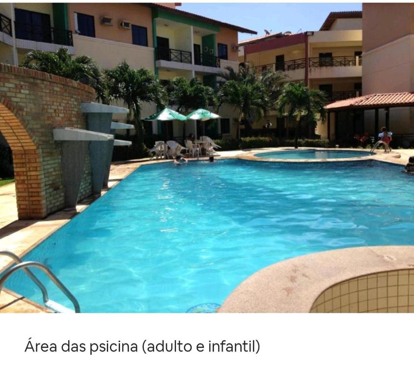 בריכת השחייה שנמצאת ב-Condomínio Vila do Mar Suites או באזור