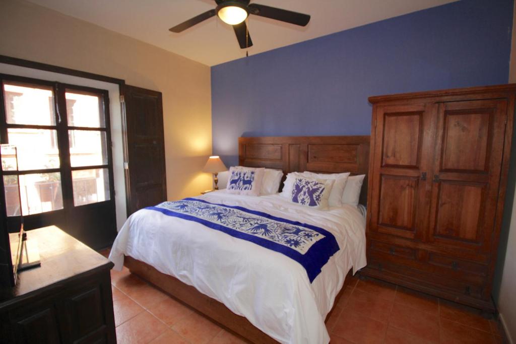 Postel nebo postele na pokoji v ubytování Casa Mia Suites