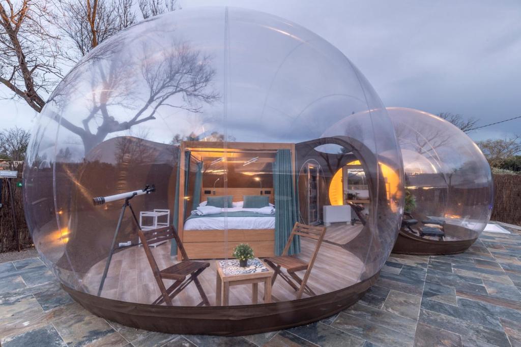 una gran casa cúpula de cristal con cama. en Zielo de Levante, en 