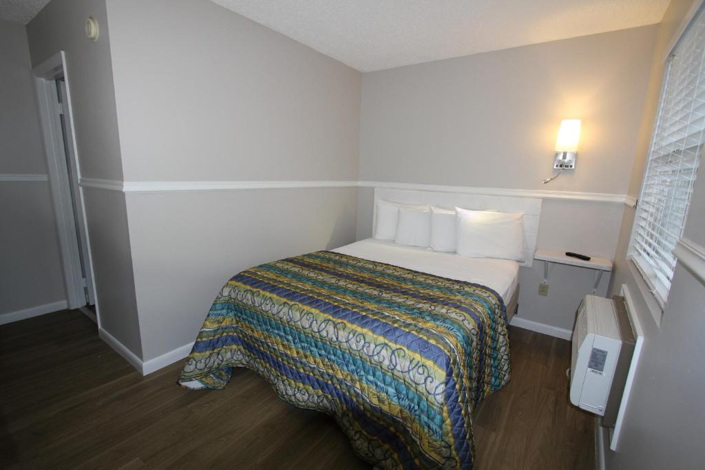 Ein Bett oder Betten in einem Zimmer der Unterkunft Beach Bum West-O Motel