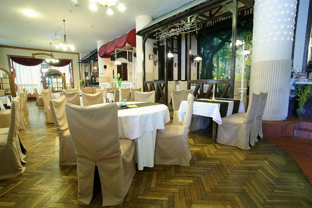 Reštaurácia alebo iné gastronomické zariadenie v ubytovaní Hotel Kapos