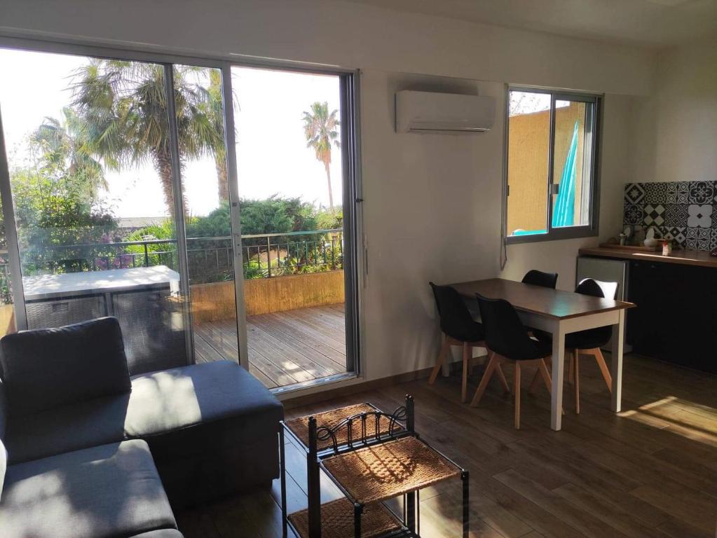 sala de estar con sofá y mesa en Superbe T1 neuf avec vue mer sur Marinella, en Ajaccio