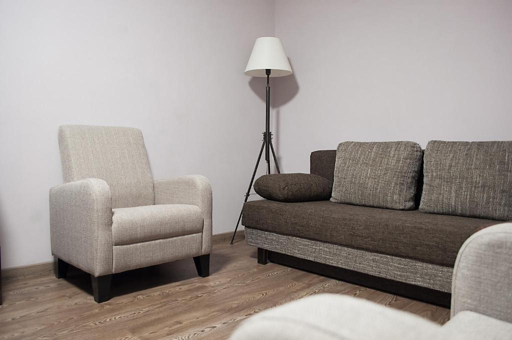 ein Wohnzimmer mit einem Sofa und einem Stuhl in der Unterkunft квартира в центре in Odessa