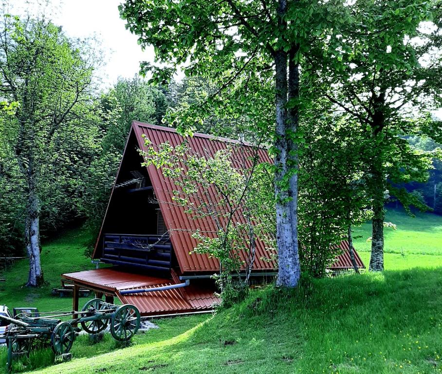 una casa con tetto rosso seduta in un campo di Kuća za odmor Gale a Delnice