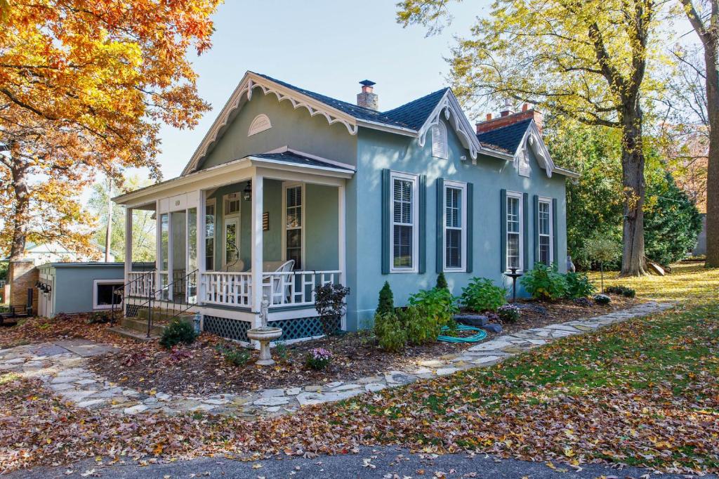 une petite maison bleue avec un porche dans l'établissement Cottage, à Green Lake
