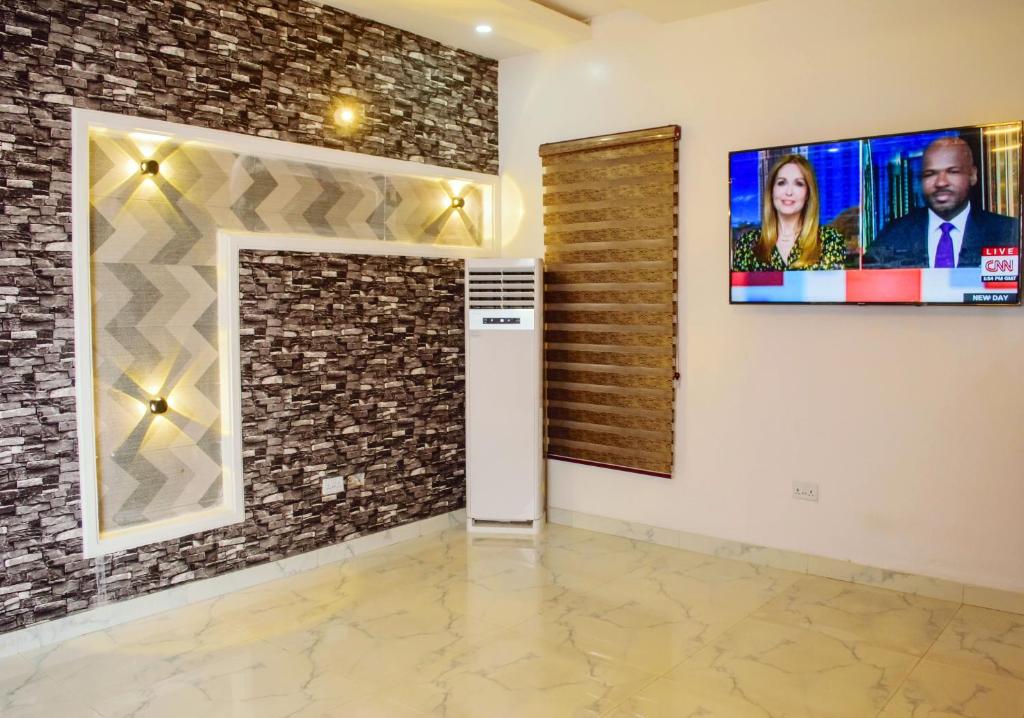 TV a/nebo společenská místnost v ubytování Ocean Park Hotel,Lekki phase 1
