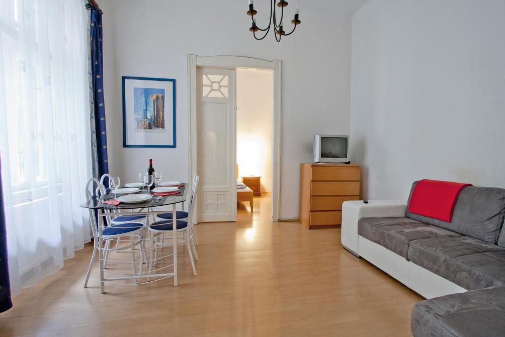 Posedenie v ubytovaní City Centre Cosy Apartments