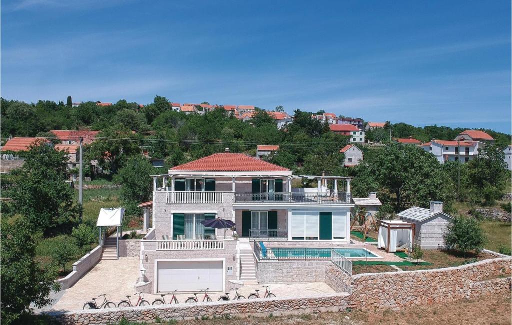 Bazén v ubytování Amazing Home In Zrnovnica-split With House A Panoramic View nebo v jeho okolí