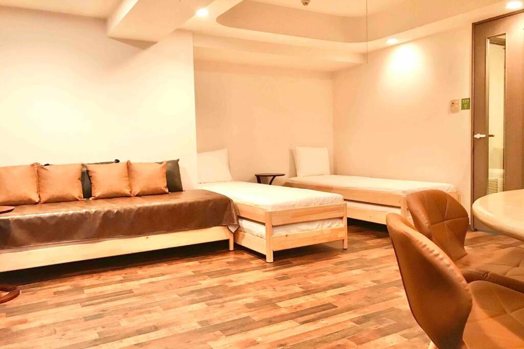Habitación con 2 camas y sofá. en MolinHotels205 -Sapporo Onsen Story- 1Room S-Bed6 6persons, en Jozankei