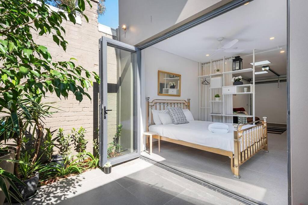 1 dormitorio con 1 cama en el balcón en BRID243FL-G - Converted Garage on Foss - King Bed en Sídney