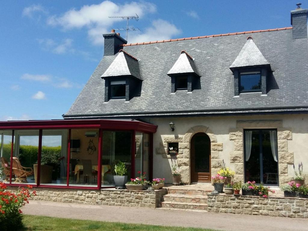 Pédernec的住宿－Modern house in Brittany near the Pink Granite Coast，旁边是一座温室