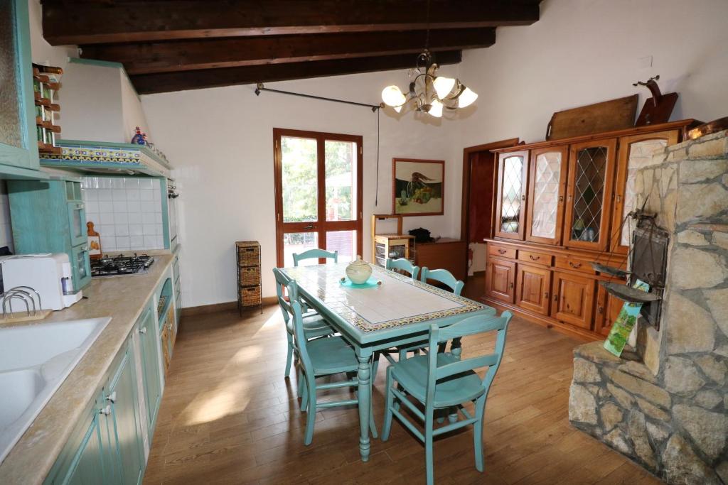 kuchnia ze stołem i krzesłami w pokoju w obiekcie Casa di Lu’ w mieście Floridia
