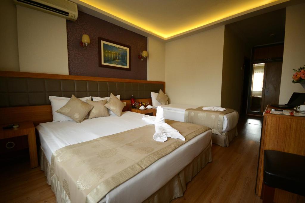 Postel nebo postele na pokoji v ubytování Anzac Hotel