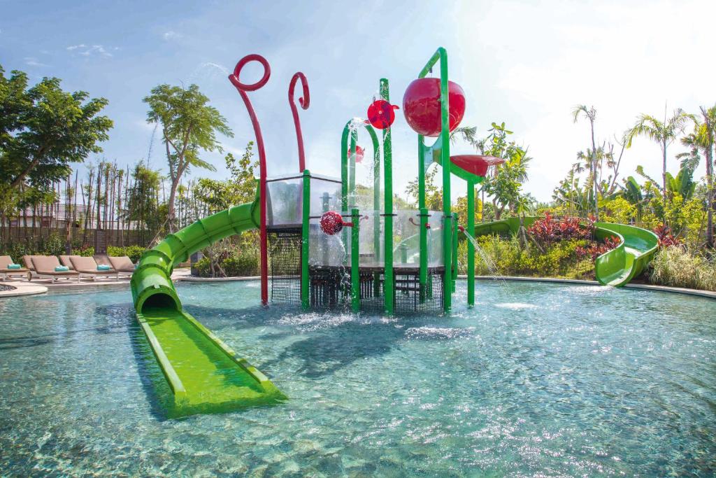 Bazén v ubytování Mövenpick Resort & Spa Jimbaran Bali nebo v jeho okolí