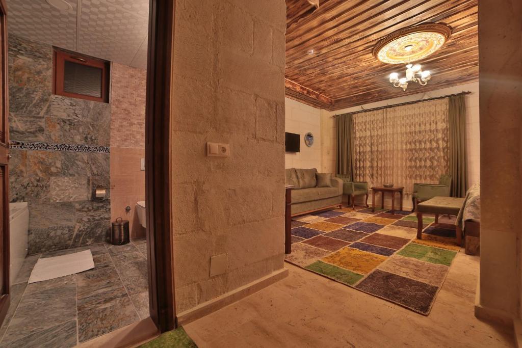 un soggiorno con divano e tavolo di Caravanserai Inn Hotel a Göreme