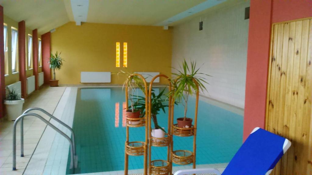 Bazén v ubytovaní Világos Hotel Balatonvilágos alebo v jeho blízkosti
