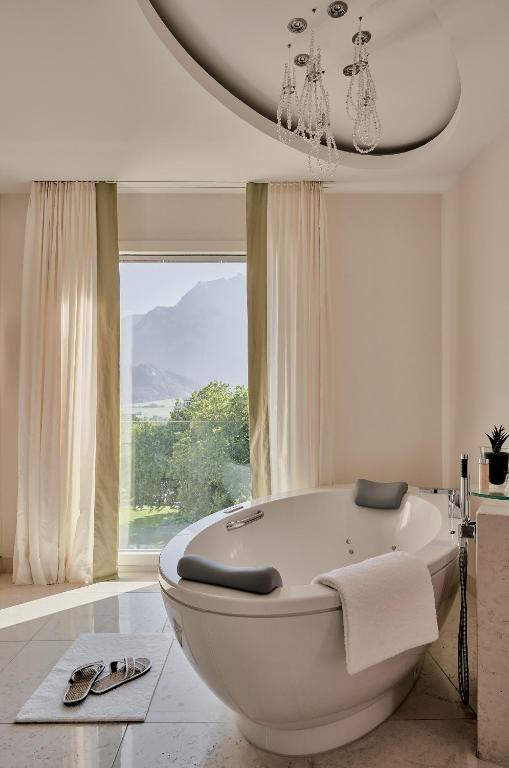 Nespecifikovaný výhled na hory nebo výhled na hory při pohledu z hotelu