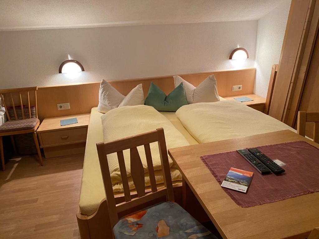 Postel nebo postele na pokoji v ubytování Aparts Handle und Haus Bergblick