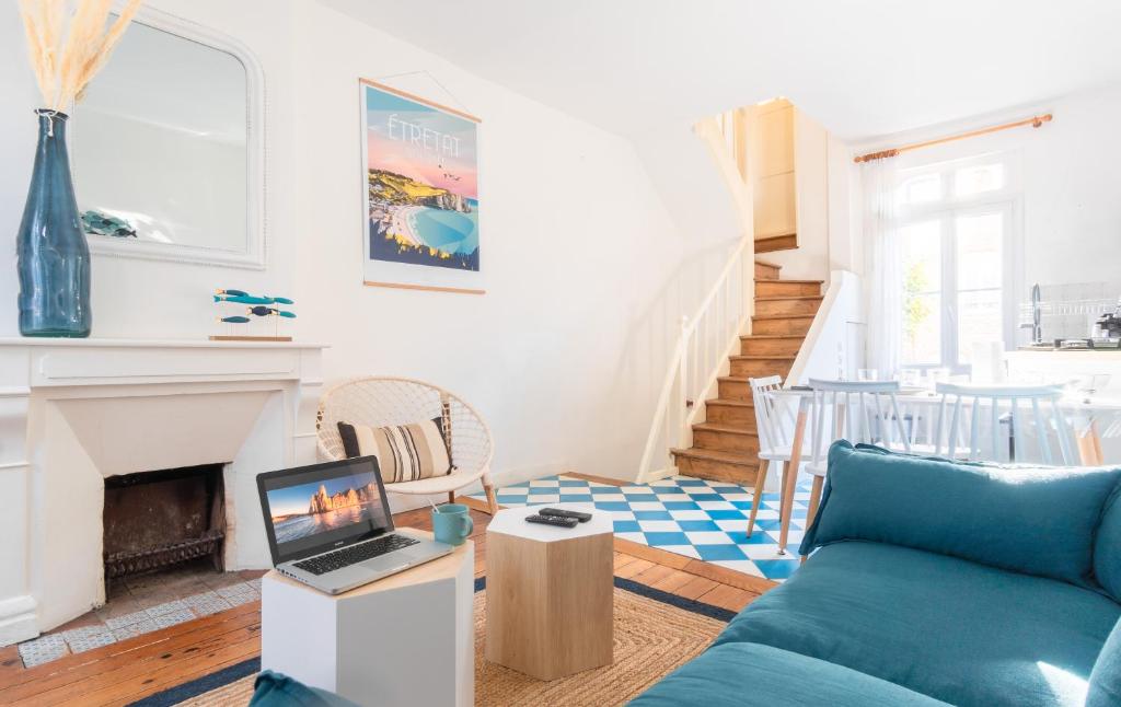 un salon avec un canapé et un ordinateur portable sur une table dans l'établissement L'Escapade - Maison avec petit jardin - 4 pers, à Étretat