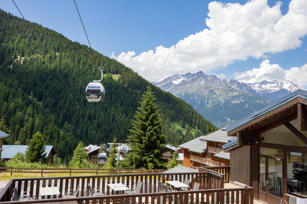 un chalet de ski avec une télécabine survolant une montagne dans l'établissement SOWELL Family Valfrejus, à Valfréjus
