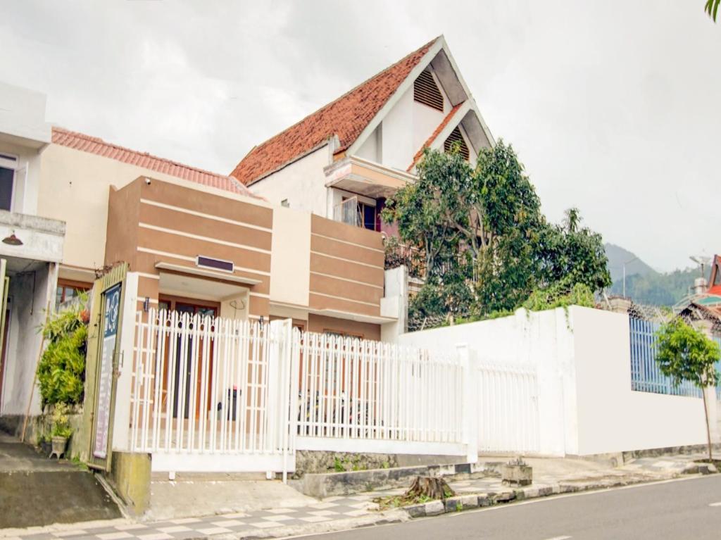 巴圖的住宿－RedDoorz at WR Supratman Batu，房屋前的白色围栏