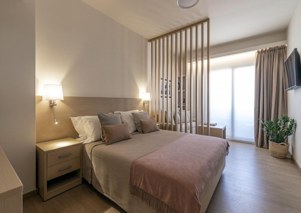 Postel nebo postele na pokoji v ubytování Gallery Suites & Residences Piraeus