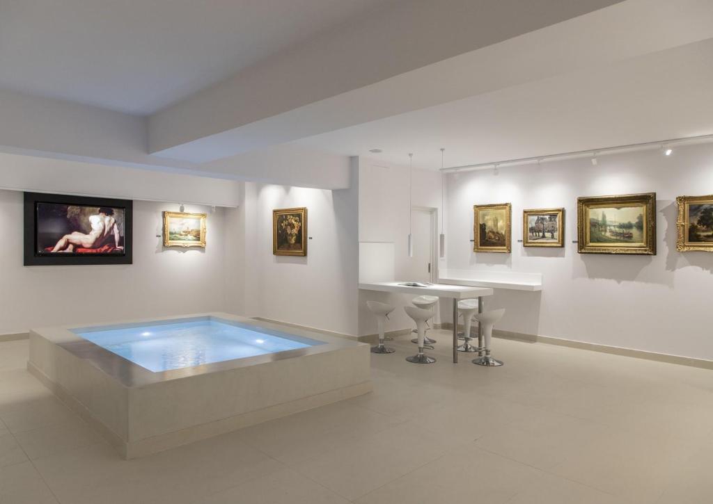TV a/nebo společenská místnost v ubytování Gallery Suites & Residences Piraeus