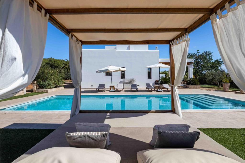 uma villa com uma piscina e uma casa em Villa Can Lloren em Sant Llorenç de Balafia